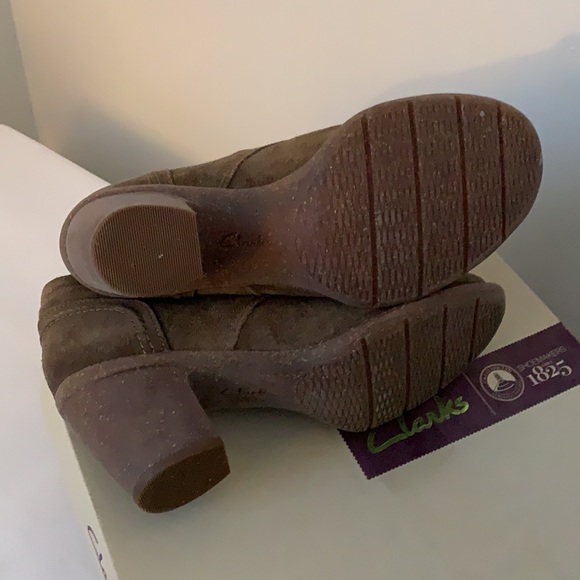 Clarks Carleta Lyon khaki suede Ankle Bootie - Picture 10 of 10